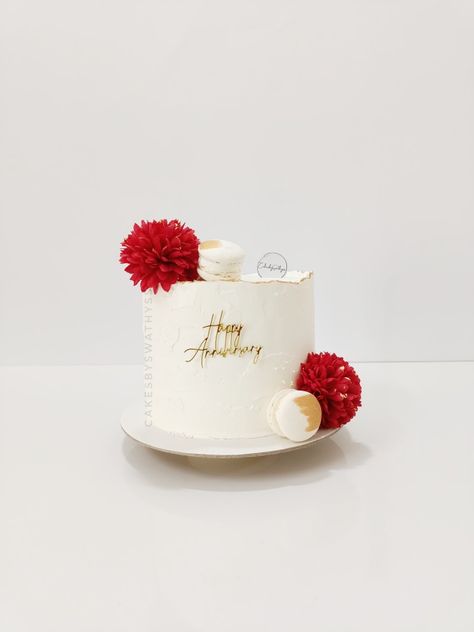 Wedding anniversary in red ♥️ Red Anniversary Cake, Painted Macarons, Classic Birthday Cake, White Buttercream Frosting, Golden Birthday Cakes, Classic Birthday, There's No Tomorrow, White Buttercream, 20 Wedding Anniversary