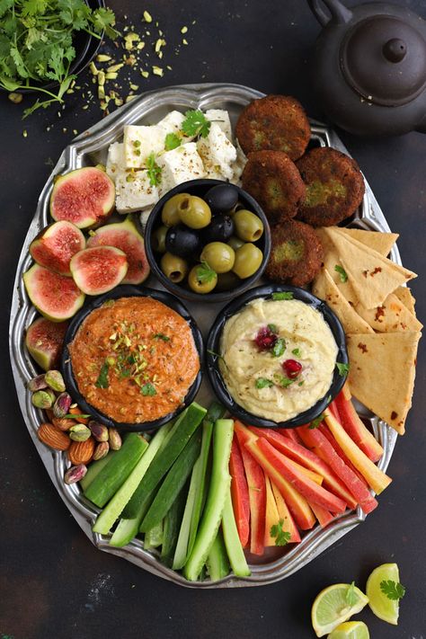 Vegan Antipasto Platter, Meditteranean Appetizers, Vegetarian Antipasto Platter, Dinner Party Recipes Vegetarian, Platter Vegetarian, Appetizers Vegetarian, Mediterranean Party, Mezze Platter, Mediterranean Appetizers