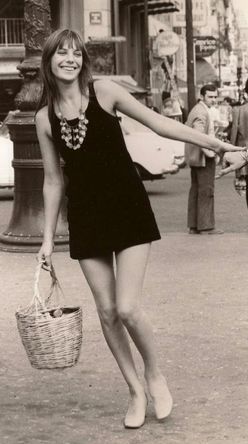 jane birkin Style Jane Birkin, Jane Birken, Paris 1970, Jane Birkin Style, Style Icons Women, Style Parisienne, Walking Down The Street, Woman Walking, French Girls