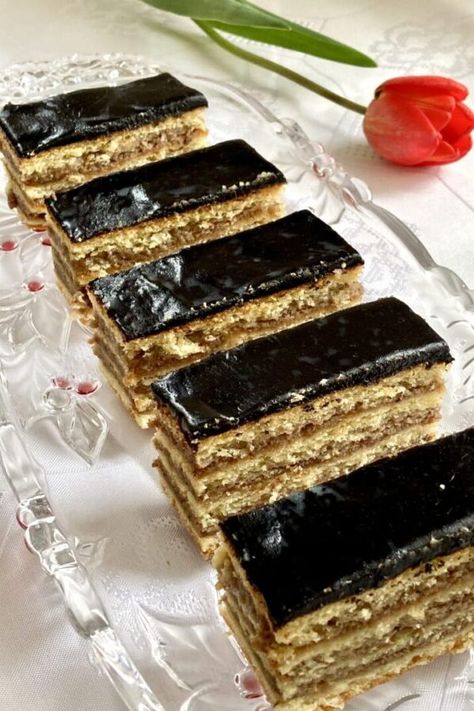 Hungarian Gerbeaud Cake - Zserbó szelet Yeast Cake, Hungarian Cake, Hungarian Desserts, Hungarian Cuisine, Layered Cake, Hungarian Recipes, Shortcrust Pastry, Apricot Jam, Sweet Moments