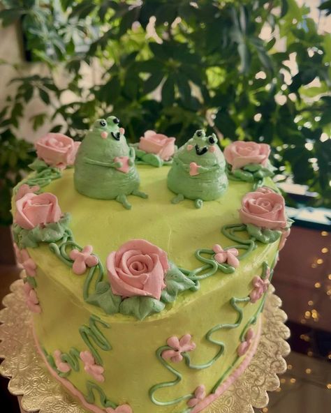 @xalixaz on Instagram: “heart frog cake made by me😸” Frog Cakes Aesthetic, Frog Heart Cake, Kawaii Frog Cake, Cute Frog Birthday Cake, Froggy Cake, Frog On Log Cake, Cottagecore Picnic, Mushroom Cake, Frog Cake