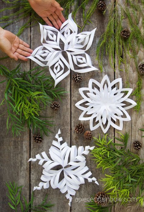 Snow Decorations Diy Winter Wonderland, Paper Icicles Diy, Construction Paper Snowflakes, Giant Paper Snowflakes Diy, How To Make 3d Snowflakes, Christmas Crafts For Kids At School 4th Grade, Snowflake Crafts For Adults, Giant Snowflakes Diy, 3d Snowflakes How To Make