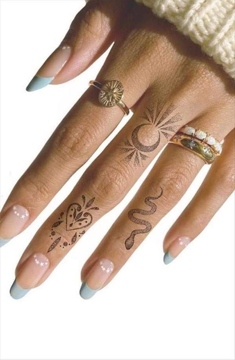 Small Finger Tattoo, Small Tattoo Design, Tattoo Main, Buffalo Tattoo, Hairline Tattoos, Font Tato, Women Angel, Toe Tattoos, Tattoos Hand