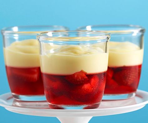 Strawberry and custard jelly cups Jelly Recipes Desserts, Jelly Desert, Jelly Strawberry, Pudding Desserts Recipes, Entertaining Desserts, Cinema Cafe, Old Fashioned Bread Pudding, Jello Dessert Recipes, Scottish Food