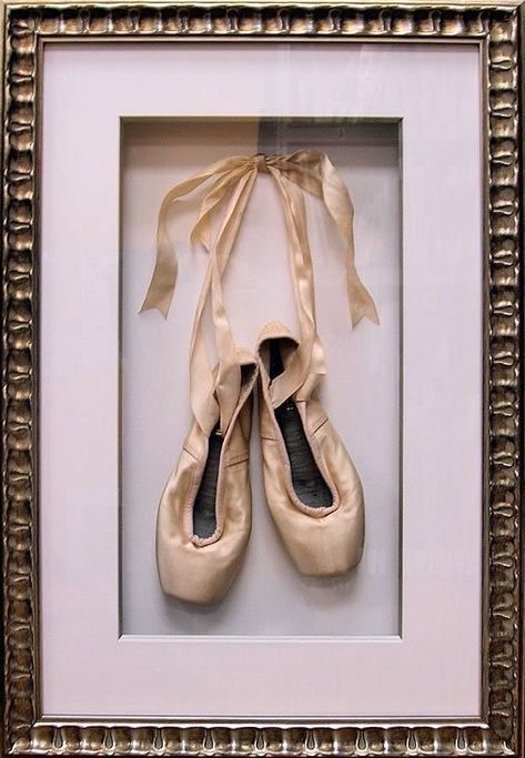 Ballet Crafts, Ballerina Room, Shoes Display, Ballerina Nursery, Dancing Ballerina, Ballet Pointe, Framing Ideas, Ballet Pointe Shoes, Vintage Ballet