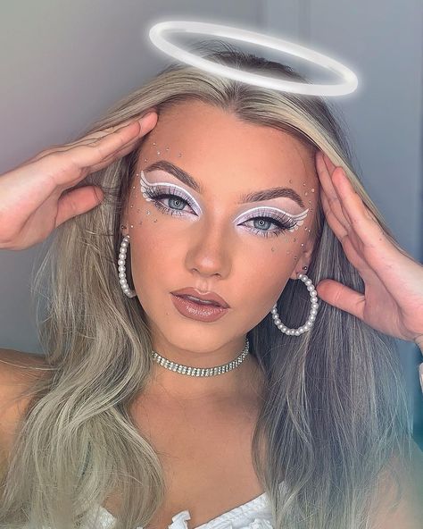 Hayley Shanks Make-up Artist on Instagram: “Day 17/31.. Angel 😇💫 • @mooncreations white paints @morphebrushes x @maddieziegler palette @babydoll_cosmetics lashes @nyxcosmetics_uk…” Cute Angel Costume Makeup, Sparkly Angel Makeup, White Angel Makeup Halloween, Angel Wing Eye Makeup, White Angel Costume Makeup, Makeup For Angel Costume, White Angel Halloween Makeup, Angel Makeup For Halloween, Angel Make Up Look