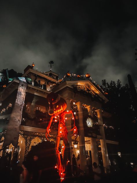 Halloween Aesthetic 80s, Disney In Fall, Fall At Disneyland, Disney Fall Aesthetic, Disney Halloween Aesthetic, Mnsshp 2024, Haunted Mansion Aesthetic, Halloween Town Aesthetic, Halloween Disneyland Aesthetic