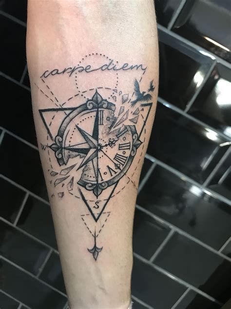 Fotos De Juaki Tattoo Em Mapa Brujula | Tatuagem Bussola Tattoo Carpe Diem, A Compass Tattoo, Arrow Tattoo Design, Hourglass Tattoo, Tattoo Lettering Styles, Geometric Tattoo Design, Original Tattoos, Cool Tattoos For Guys, A Compass