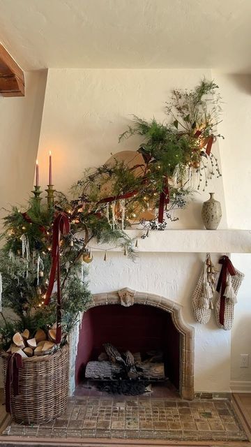 Lone Fox by Drew Michael Scott on Instagram: "Decided to go all out because WHY NOT! 🥰🎄 It’s really beginning to feel like Christmas at the Lone Fox home 🦊 #mantledecor #holidaydecor #christmas" Christmas Decor Ideas Modern Farmhouse, Small Home Christmas Decor, Lone Fox Home, Lone Fox, Fox Christmas, Fox Home, Christmas Inspo, Michael Scott, Mantle Decor