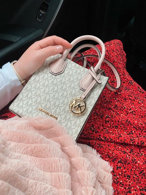 Small Bag Ideas, Small Bag Aesthetic, Michael Kors Bag Aesthetic, Guess Bags Aesthetic, Michael Kors Handbags Crossbody, Cute Small Bags, Purse Aesthetic, Pebbled Leather Crossbody Bag, Guess Bag