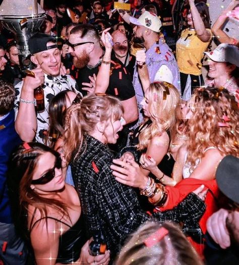 Chicks in the Office on X: "Taylor Swift, Brittany Mahomes, Blake Lively, Patrick Mahomes, & Travis Kelce at the XS nightclub afterparty https://t.co/2jlzI3fOgw" / X Brittany Mahomes, Chiefs Game, Well Hello There, Blonde Cat, Estilo Taylor Swift, Taylor Swift Funny, Travis Kelce, Swift 3, Long Live Taylor Swift