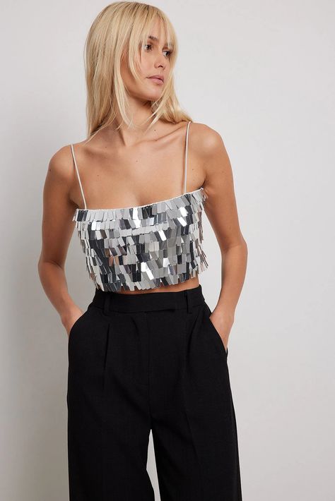 This top is lined and non-stretchy and features a square sequin materialIt has shoulder straps and cropped length. Silver Sequin Top Outfit, Sequin Crop Top Outfit, Sequins Top Outfit, Hslot Outfit, Look Disco, Swift Outfits, Nashville Outfit, Silver Sequin Top, Sequin Material