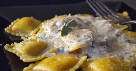 Ravioli with Sage Cream Sauce This pasta dish is an ABSOLUTE favorite. It's so simple and comes together pretty quickly. Yo... Recipes Ravioli, Sage Cream Sauce, Ravioli Sauce, Squash Ravioli, Butternut Squash Ravioli, Farmers Market Recipes, Dinner This Week, Homemade Pasta, Pasta Dish