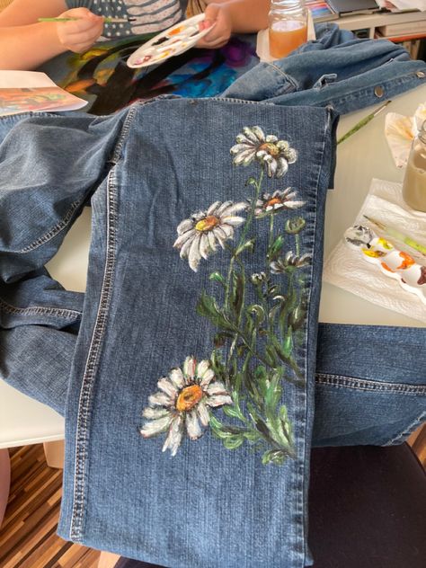 Acrylic Paint Clothes, Denim Pants Painting Ideas, Drawing On Denim, Painting On Fabric Ideas, Custom Pants Paint, Jean Pocket Painting, Drawing On Clothes, Painting On Jeans, Jeans With Flowers