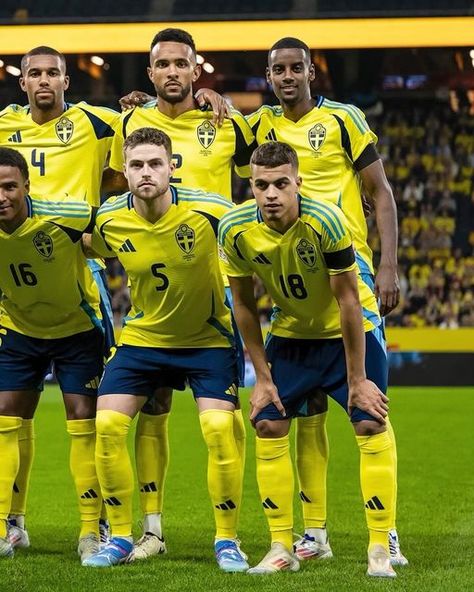 Sweden Men's National Team. on Instagram: "🇸🇪 𝐃𝐀𝐆𝐄𝐍𝐒 𝐒𝐓𝐀𝐑𝐓𝐄𝐋𝐕𝐀 🇸🇪  Nu går vi för ett ledningsmål före halvtidspausen! 👏" Sweden Football, Sweden, Minecraft, Football, Sports, On Instagram, Instagram, American Football