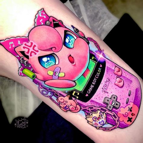 Jigglypuff Tattoo, Laura Anunnaki, Kawaii Tattoos, Pokemon Tattoos, Bright Tattoos, Funky Tattoos, Pokemon Tattoo, Tattoos For Lovers, Kawaii Tattoo