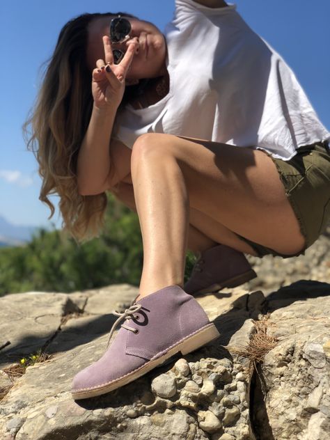 Desert Boots Women Outfit, Desert Boots Women, Boots Ootd, Chukka Boots Women, Clarks Desert Boot, Clarks Wallabees, College Style, Desert Boots, College Fashion