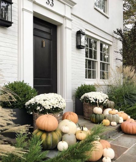 Porch Goals, Fall Front Porch Decor Ideas, White Mums, Porch Pumpkins, Image Halloween, Fall Entryway, Fall Front Porch Decor, Fall Front Door, Fall Deco