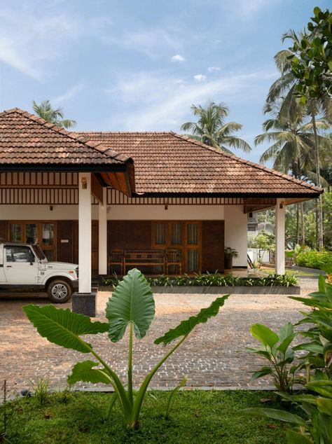 Barefoot Architects have included natural ways of traditional planning, like natural ventilation and native landscaping to an heartfelt extent. Tharavadu Kerala, Kerala Traditional House Exterior, Kerala House Design Traditional, Traditional House Plans Kerala, House Design Traditional, Residence Landscape Design, Natural Home Design, Traditional Kerala House, Traditional House Design