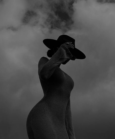 Black Elegant Aesthetic, Dark Aesthetic Instagram Ideas, Dark Feminine Photography, Dark Feminine Art, Dark Woman Aesthetic, Sillouttes Images Women, Mysterious Woman Aesthetic, Glamour Photo Shoot, Feminine Photography