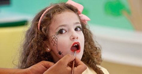 Maquiagem de bruxa passo a passo Halloween Infantil, Makeup Tricks, Girl Power, Slot Gacor, Makeup Tips, Facial, Halloween, Makeup, Make Up