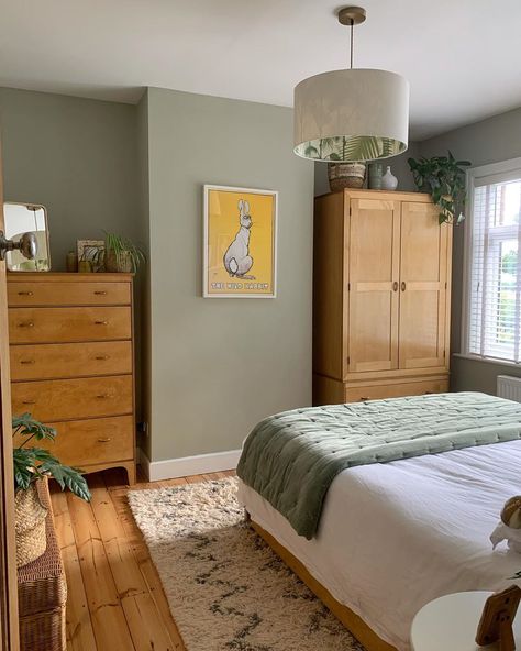 Green And White Bedroom, White Bedroom Decor, Guest Bedroom Design, Sage Green Bedroom, Guest Bedroom Decor, Green Home Decor, Bedroom Green, Guest Bedrooms, Bedroom Colors