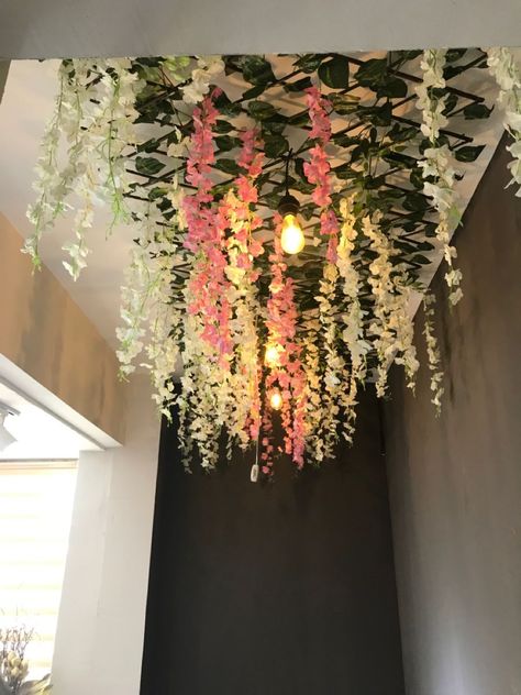 Home decor aesthetics plants-living room corner ideas home decor plants Fake Flower Ceiling Decor, Diy Ceiling Flowers, Wisteria Bathroom Decor, Painting Shelves Ideas Diy, Fake Flowers Wall Decor, Ceiling Flower Decoration, Flower Ceiling Diy, Ceiling Flower Design, Room Corner Ideas