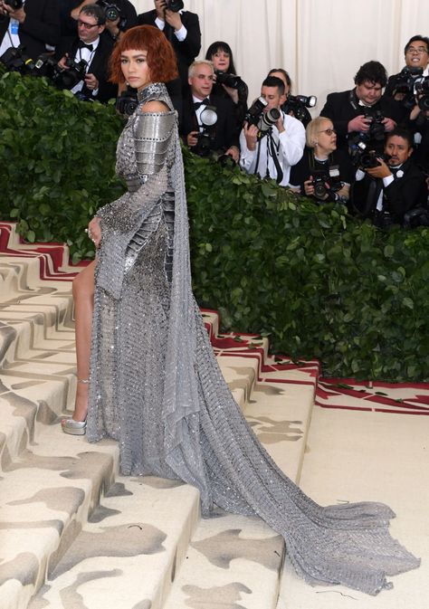 Zendaya Joan Of Arc, Zendaya Met Gala, Lesbian Outfits, Met Gala Outfits, Met Gala Dresses, Zendaya Outfits, Silver Gown, Versace Dress, Metal Clothing