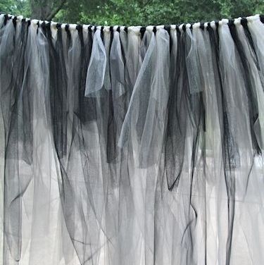 . Diy Gothic, Diy Tulle Skirt, Diy Tulle, Tule Rok, Diy Wedding Planning, Dekor Diy, Goth Wedding, Dark Wedding, Fantasias Halloween