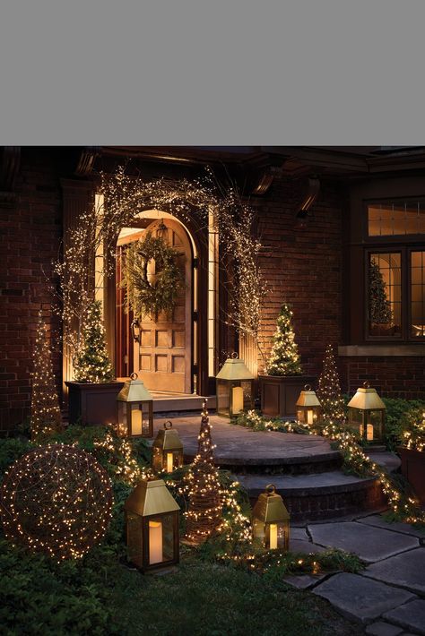 front door and doorstep display Front Porch String Lights, Christmas Lights Around Windows, Porch String Lights, Christmas Aesthetics, Outdoor Christmas Decoration Ideas, Cozy Christmas Living Room, Holiday Living Room, Seasonal Pillows, Hanging Christmas Lights