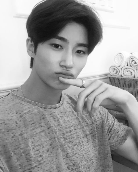 Korean Male Models, Byeon Woo Seok, Metro Style, رعب نفسي, Kim Yoo Jung, Celebrity Look Alike, Body Picture, Celebrity Art, Kdrama Actors