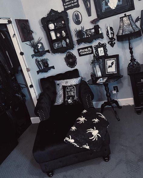 Halloween Bedroom Aesthetic, Vampire Room, Goth Houses, Halloween Decorations Ideas, Gothic Decor Bedroom, Goth Bedroom, Halloween Bedroom Decor, Travel Humor Quotes, Gothic Room