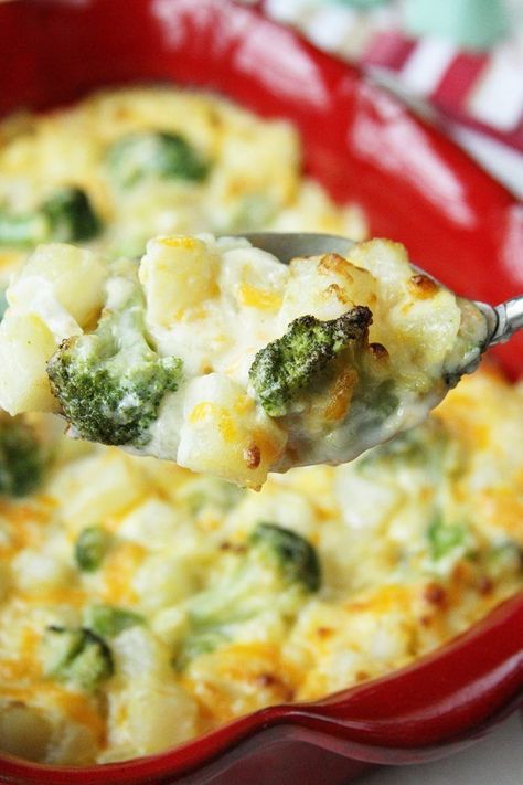 This Scalloped Potatoes with Broccoli recipe is simplified by using Simply Potatoes! #easy #recipes ##sidedish #potatoes #scalloped Cheddar Scalloped Potatoes, Broccoli Potato, Potatoes Broccoli, Recipe Broccoli, Simply Potatoes, Scalloped Potato Recipes, Broccoli Recipe, Scallop Recipes, Scalloped Potatoes