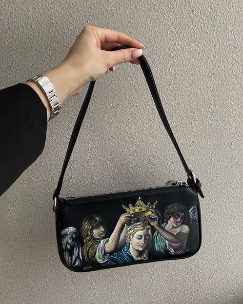 Custom Bag Painting, Versace Pattern, Ropa Upcycling, Painted Handbag, Easy Photography Ideas, Clothing Store Design, Custom Shoes Diy, Painted Bags, Diy Fashion Clothing