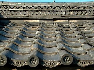 Roof tile detail Japanese Roof Tiles, Japanese Roof Design, Japanese Roof, Roofing Tiles, Modern Roofing, Traditional Japanese Architecture, Japanese Castle, Steel Roofing, Roof Architecture