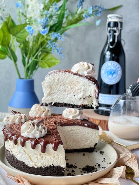 No Bake Irish Cream Cheesecake, Five Farms Irish Cream Recipes, Chocolate Fudge Bars, Irish Cream Cake, Irish Cream Recipe, Baileys Cheesecake, Fudge Bars, Boozy Desserts, No Bake Cheesecake