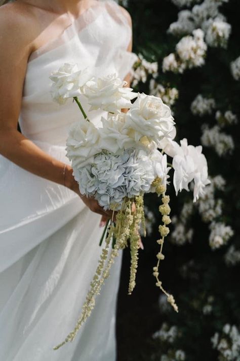 Unusual Wedding Bouquets, Portugal Wedding Venues, Modern Bridal Bouquets, Hydrangea Bouquet Wedding, Riviera Maya Weddings, Unusual Wedding, Wedding Options, Unusual Weddings, Portugal Wedding