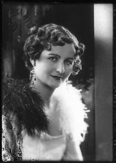 Nancy Freeman-Mitford
portairt by Bassano ~1932 Mitford Sisters, Nancy Mitford, Evelyn Waugh, Cecil Beaton, Historical Images, Joan Crawford, National Portrait Gallery, High Society, Portrait Gallery