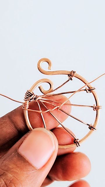 Wire Wrap Spider Web, Wire Wrapped Jewelry Tutorials Free, Wire Art Tutorial, Wire Shaping, Wire Wrapped Jewelry Rings, Copper Jewelry Tutorial, Diy Spider, Jewelry Tutorials Free, Wire Wrap Tutorial