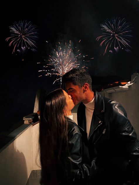 Nye Kiss Picture, Couple Nye Photo, Nye Couple Ideas, New Years Eve Photoshoot Ideas Couple, New Year’s Eve Instagram Photos, New Year Couple Aesthetic, New Year’s Eve Kiss, New Year’s Eve Couple, New Year Eve Photo Ideas