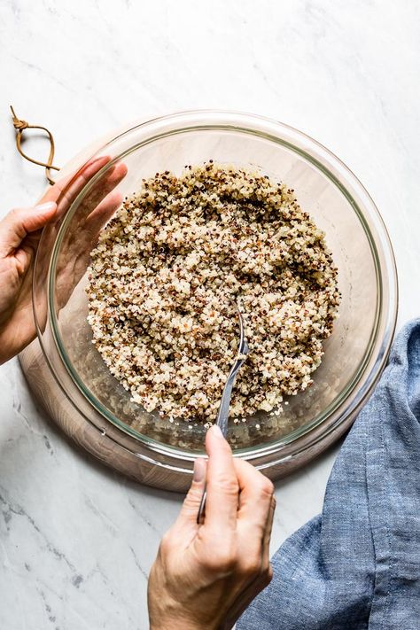 Learn how to cook quinoa in the microwave, aka the fastest way of cooking quinoa with step by step photos. Easy Cheap Breakfast, Microwave Quinoa, Quick Quinoa Recipes, Quinoa Microwave, Cooking Quinoa, Make Quinoa, Fluffy Quinoa, Recipe Quinoa, Cheap Breakfast