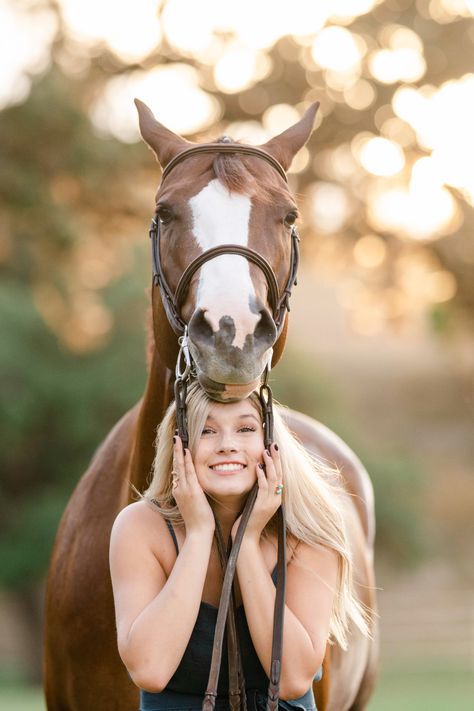 Senior Horse Photography, Horse Portrait Photography, Equestrian Photoshoot, Horse Photoshoot Ideas, Equine Photography Poses, Horse Senior Pictures, Horse Photography Poses, Foto Cowgirl, Pictures With Horses