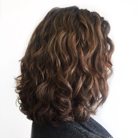 Medium Permed Hairstyles, Medium Perm, Naturally Wavy Hair Cuts, Curly Hair Photos, Curly Haircuts, Wavy Haircuts, Chin Length Hair, Haircuts For Wavy Hair, Hairdos For Curly Hair