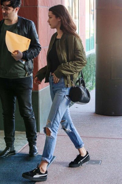 Bella hadid creeper Puma Suede Outfit Woman, Puma Suede Outfit, Minimalistic Lifestyle, Bella Hadid Street Style, Hadid Sisters, Bella Hadid Outfits, Street Style Blog, Bella Hadid Style, Hadid Style