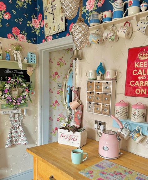 Tilda Aesthetic, Shabby Chic Office Ideas, Chic Office Ideas, Cosy Kitchens, Colourful Rooms, Cath Kidston Home, Pink Bathrooms, Cottagecore Life, Dreamy Interiors