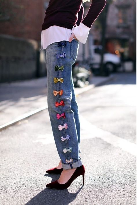 Bow Jeans, Fashion Sites, Denim Diy, Embellished Jeans, Upcycled Fashion, Jeans Diy, Mode Vintage, Upcycle Clothes, Fashion Details