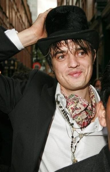 Peter Doherty Carl Barat, Pete Doherty, Crust Punk, The Libertines, Indie Sleaze, Rare Pictures, Iconic Photos, Music Photography, Indie Rock