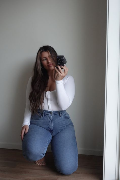 Midsize Model Aesthetic, Midsize Selfie, Midsize Insta Poses, Midsized Girls Aesthetic, Athleisure Midsize, Curvy Girl Posing Ideas, Outfit Ideas Curvy Body Types, Mid Size Body Outfits, Poses For Curvy Women