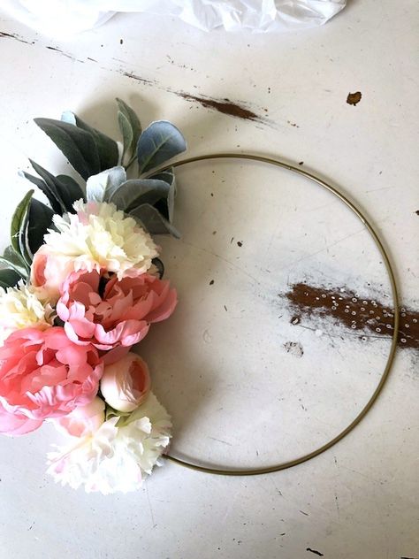 Wire Ring Wreath Ideas, Diy Wire Rings, Floral Hoop Wreath, Diy Floral Wreath, Ring Wreath, Wreath Rings, Wire Diy, Wire Wreath, Wire Ring