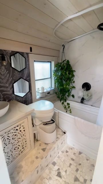 Skoolie Bathtub, Skoolie Bathroom Ideas, Skoolie Bathroom, Skoolie Layout Floor Plans, Tiny Mobile House, Camper Interior Design, Rv Interior, Camper Interior, Moving House